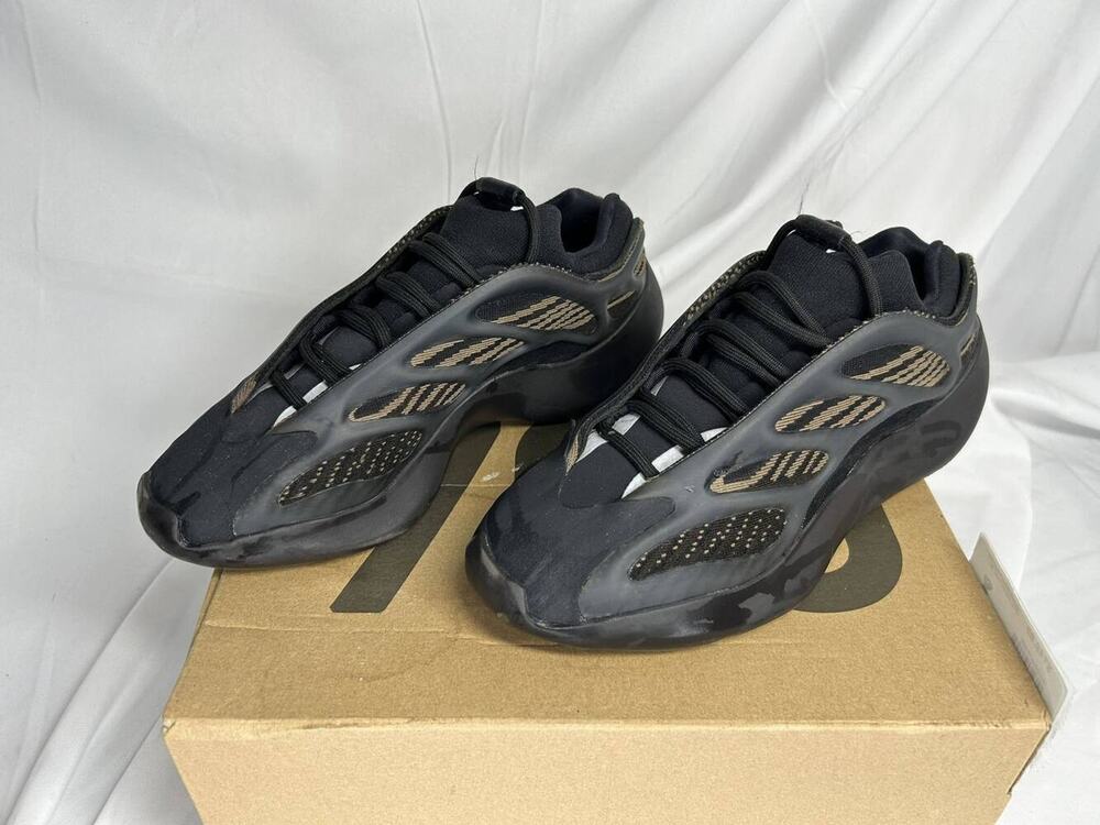 Yeezy 720 V3 Size 8 SPB - SAL (326496)